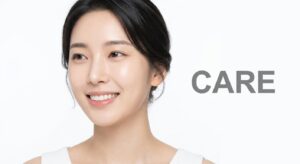 교정 치료 후 만족스러운 미소를 짓는 여성의 모습
